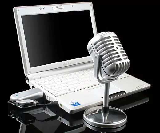 ноутбук и микрофон