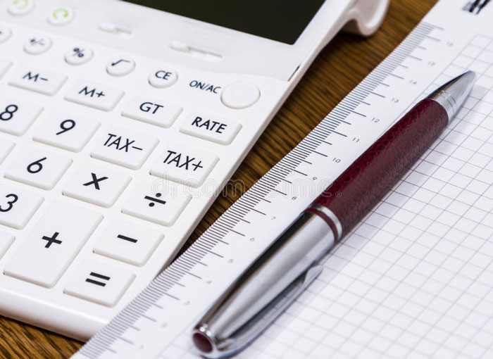 калькулятор с ручкой на столе