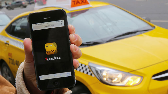 машина Яндекс Такси и смартфон